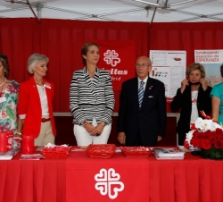 Su Alteza Real la Infanta Doña Elena junto al director de Cáritas Madrid, Julio Beamonte y la responsable diocesana del Día de la Caridad, Macarena Ro
